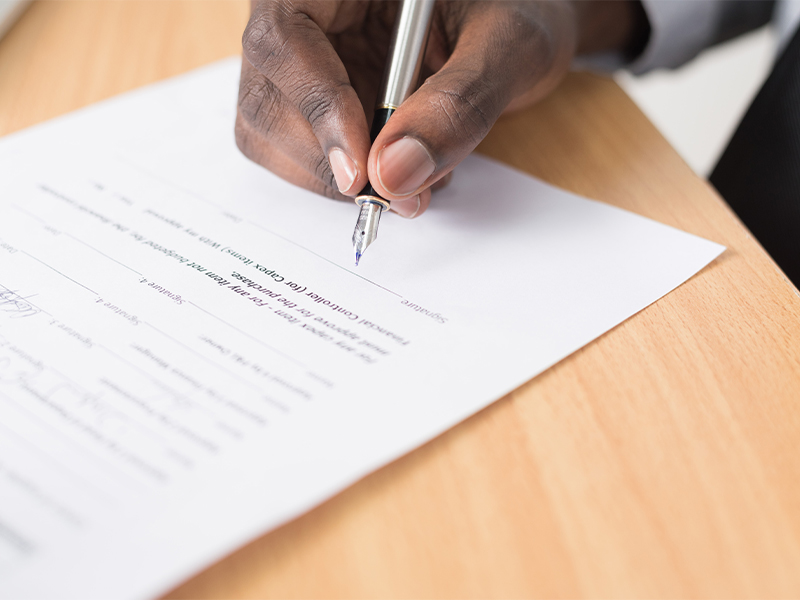 Une signature de contrat Inès Nabili avocat avocat antibes-cabinet d avocat grasse-avocat divorce nice-avocat penal vallauris-droit du travail cannes-droit des contrats cagnes sur mer-honoraires avocat juan les pins-avocate antibes