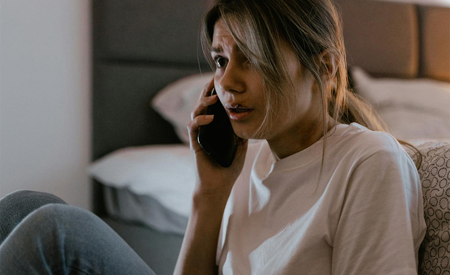 femme appelant Inès Nabili avocat avocat antibes-cabinet d avocat grasse-avocat divorce nice-avocat penal vallauris-droit du travail cannes-droit des contrats cagnes sur mer-honoraires avocat juan les pins-avocate antibes